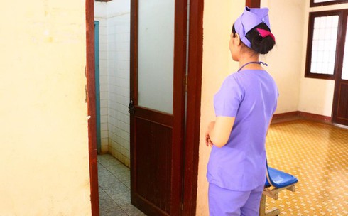 Phát hiện thi thể 2 bé gái còn nguyên dây rốn trong nhà vệ sinh bệnh viện - ảnh 1