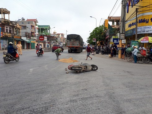 Thanh Hóa: Người phụ nữ đi xe máy bị xe tải kéo lê 10m, tử vong - ảnh 1