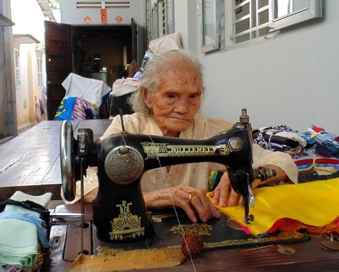 92 tuổi vẫn cần mẫn đi xin vải vụn may mền tặng người nghèo - ảnh 1