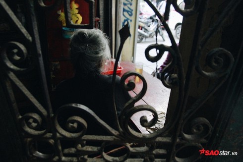 Chuyện kể của những bà cụ dành cả cuộc đời bán trà đá cho người dân Hà Thành - ảnh 6