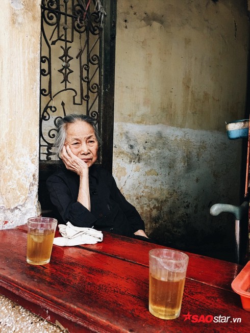 Chuyện kể của những bà cụ dành cả cuộc đời bán trà đá cho người dân Hà Thành - ảnh 2