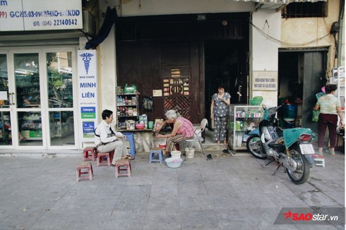 Chuyện kể của những bà cụ dành cả cuộc đời bán trà đá cho người dân Hà Thành - ảnh 9