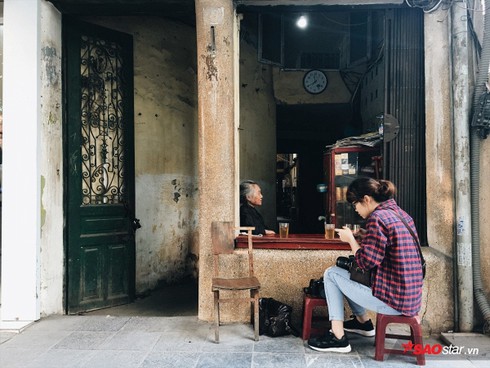 Chuyện kể của những bà cụ dành cả cuộc đời bán trà đá cho người dân Hà Thành - ảnh 1