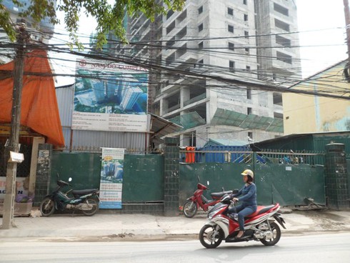 Sập giàn giáo Nam Đô Complex, 2 người rơi từ tầng 16 - ảnh 1