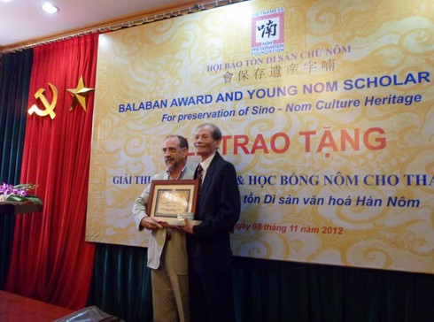 Hội bảo tồn di sản chữ Nôm của Mỹ trao giải thưởng cho GS.Trần Nghĩa - ảnh 1