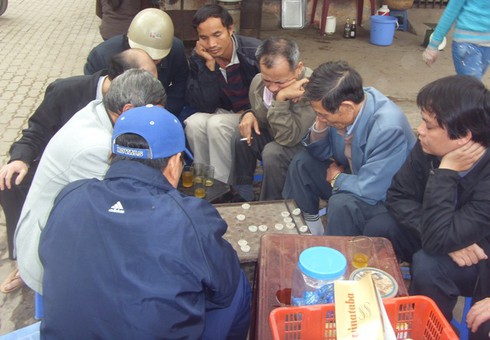 Ham chơi “Cờ phủi” mất cả xe máy - ảnh 1