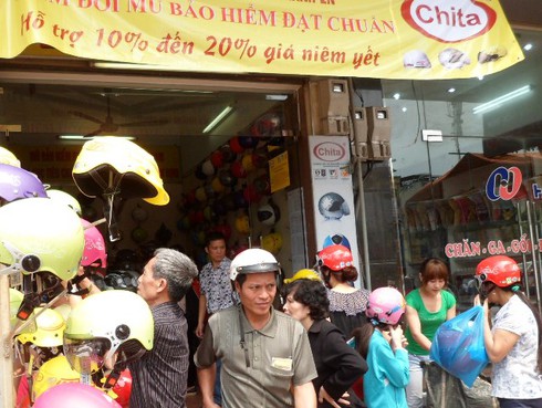 Xếp hàng chờ mua mũ bảo hiểm trợ giá - ảnh 3