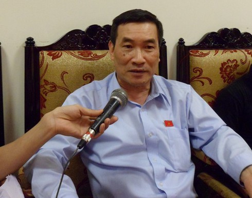 Mang máy quay vào thi: