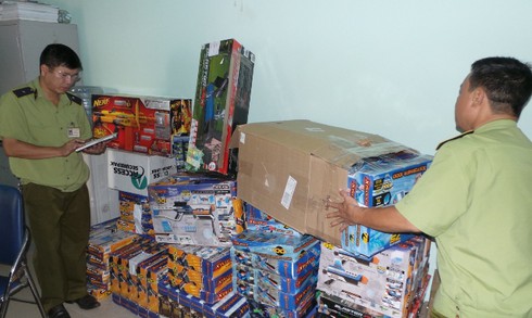 Phát hiện cả kho súng, kiếm nhựa là hàng cấm - ảnh 1