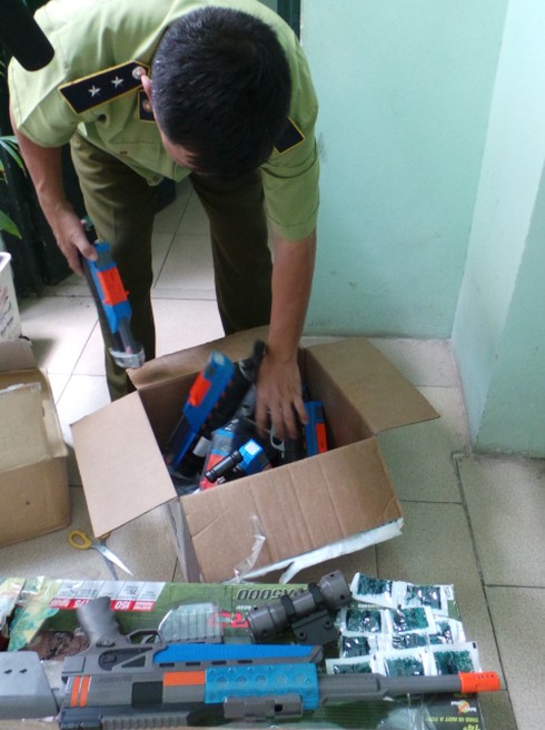 Phát hiện cả kho súng, kiếm nhựa là hàng cấm - ảnh 2