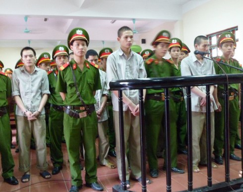 Vụ quan tài diễu phố: Vợ bị hại nói bản án hơi nặng với các bị cáo - ảnh 2