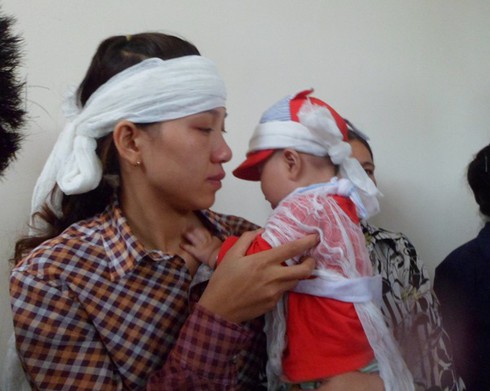 Vụ quan tài diễu phố: Vợ bị hại nói bản án hơi nặng với các bị cáo - ảnh 1