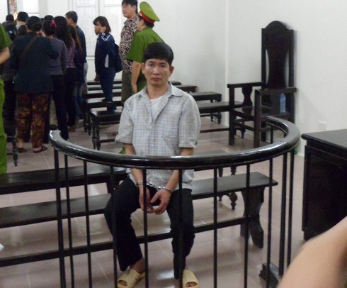 Vợ xô xát với hàng xóm, chồng bị chém suýt chết - ảnh 1