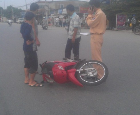 Xế hộp gây tai nạn nghiêm trọng vội bỏ chạy - ảnh 1
