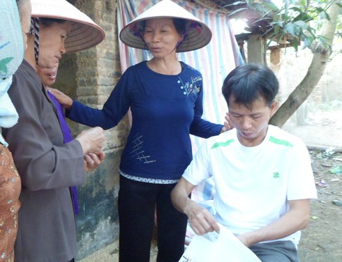 Vợ chồng ông Nguyễn Thanh Chấn đi viếng mộ bố khi biết tin bản án của mình được hủy - ảnh 1