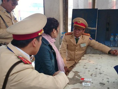 CSGT cứu cô gái mang bầu 3 tháng định tự tử - ảnh 1