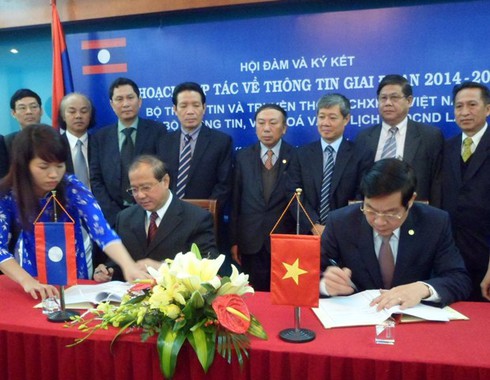 Việt - Lào ký kết hỗ trợ phát triển TT&TT - ảnh 1