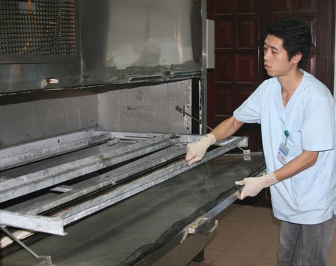 Người “ngủ” cùng xác chết trong bệnh viện - ảnh 2