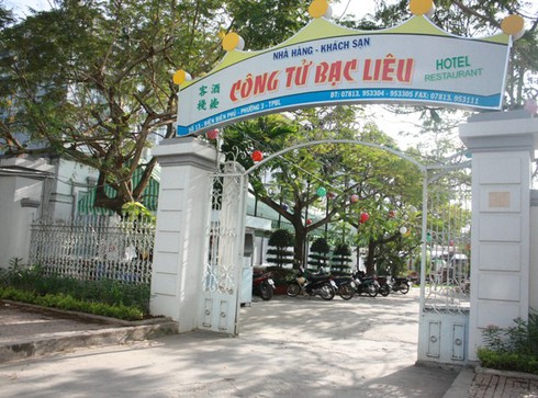 Con trai Công tử Bạc Liêu: Chạy xe ôm, bán sách nuôi con gái bại liệt - ảnh 3