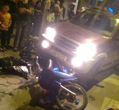 Dừng chờ đèn đỏ, 9 xe máy bị ô tô “điên” hất tung - ảnh 1