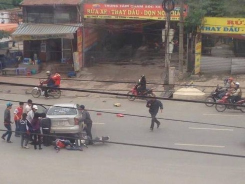 Nhân viên rửa xe lùi ô tô khiến 3 người nhập viện - ảnh 1