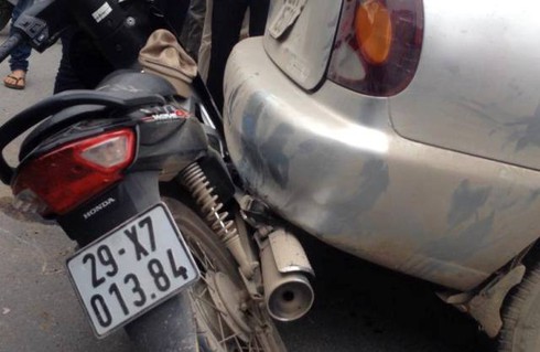 Nhân viên rửa xe lùi ô tô khiến 3 người nhập viện - ảnh 2