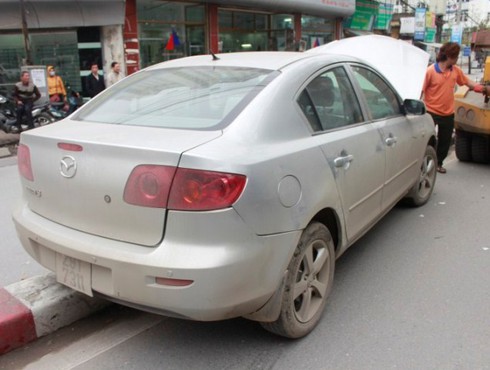 Hà Nội: Hết hồn vì xe ô tô đột nhiên 'nhảy' lên dải phân cách - ảnh 2