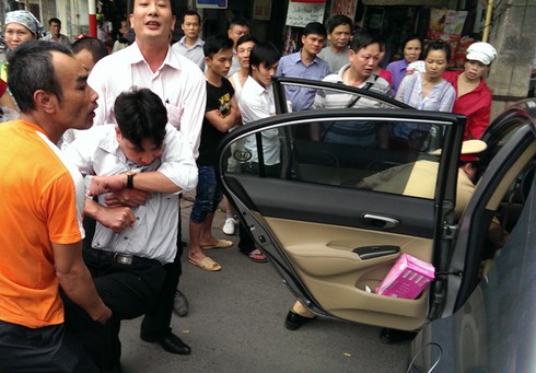 Đâm xe ô tô vào cột điện, tài xế vẫn ngủ - ảnh 2