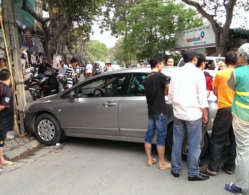 Đâm xe ô tô vào cột điện, tài xế vẫn ngủ - ảnh 3