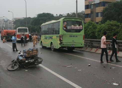Hà Nội: Xe khách “điên” đâm liên hoàn trên cầu vượt, một người tử vong - ảnh 1