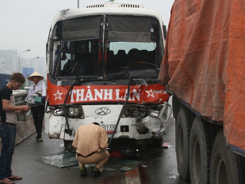 Hà Nội: Xe khách “điên” đâm liên hoàn trên cầu vượt, một người tử vong - ảnh 2