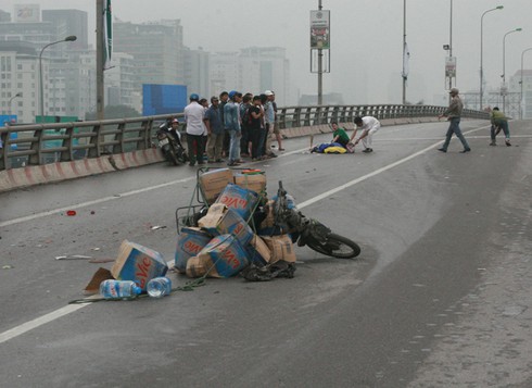 Hà Nội: Xe khách “điên” đâm liên hoàn trên cầu vượt, một người tử vong - ảnh 4