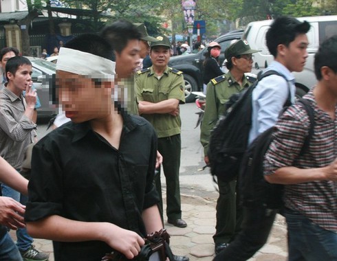 Con nạn nhân TMV Cát Tường mang di ảnh mẹ đến Tòa - ảnh 2