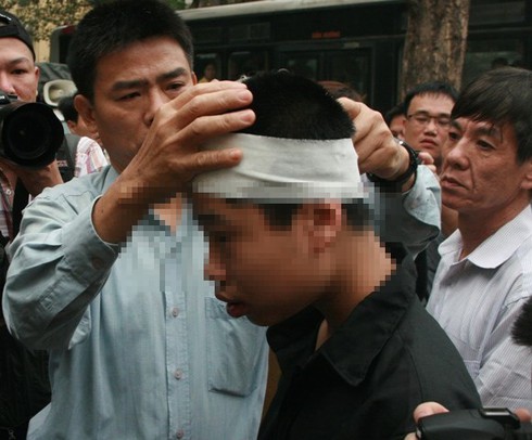 Con nạn nhân TMV Cát Tường mang di ảnh mẹ đến Tòa - ảnh 1