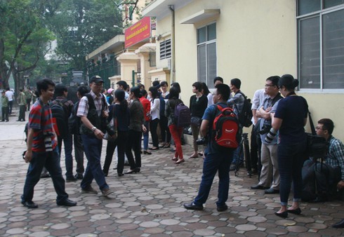 Con nạn nhân TMV Cát Tường mang di ảnh mẹ đến Tòa - ảnh 4