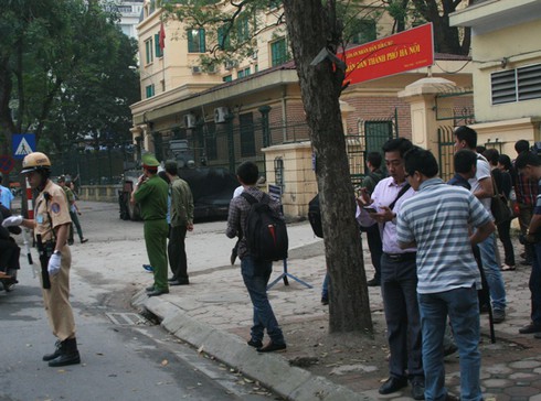 Con nạn nhân TMV Cát Tường mang di ảnh mẹ đến Tòa - ảnh 5