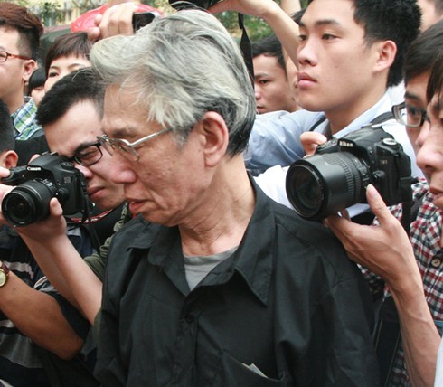 Con nạn nhân TMV Cát Tường mang di ảnh mẹ đến Tòa - ảnh 3