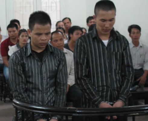 Mâu thuẫn tại đám cưới, truy sát đối thủ bất chấp người can ngăn - ảnh 1