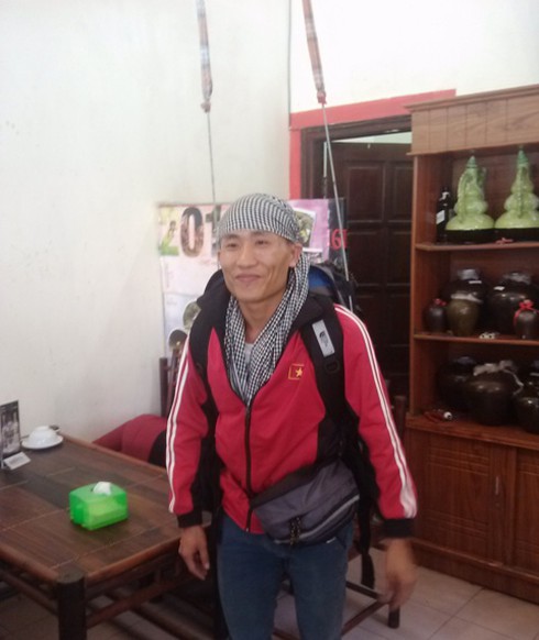 Người thầy giáo đi bộ xuyên Việt, vận động gây quỹ ủng hộ ngư dân - ảnh 1