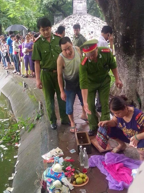Phát hiện thi thể bé sơ sinh bị vứt bỏ ở Hồ Gươm - ảnh 2