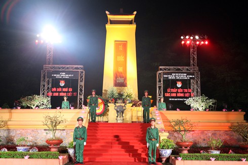 2.000 thanh niên Thủ đô thắp nến tri ân tại Nghĩa trang Mai Dịch - ảnh 1