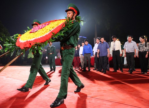2.000 thanh niên Thủ đô thắp nến tri ân tại Nghĩa trang Mai Dịch - ảnh 2