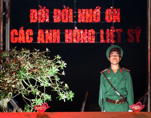 2.000 thanh niên Thủ đô thắp nến tri ân tại Nghĩa trang Mai Dịch - ảnh 3