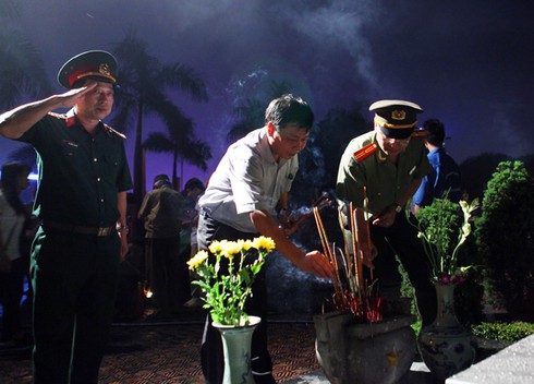 2.000 thanh niên Thủ đô thắp nến tri ân tại Nghĩa trang Mai Dịch - ảnh 4