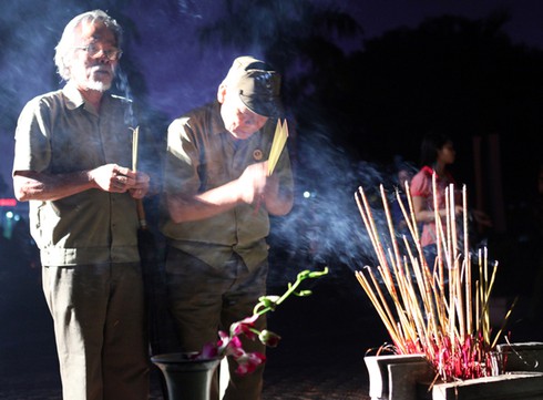 2.000 thanh niên Thủ đô thắp nến tri ân tại Nghĩa trang Mai Dịch - ảnh 6