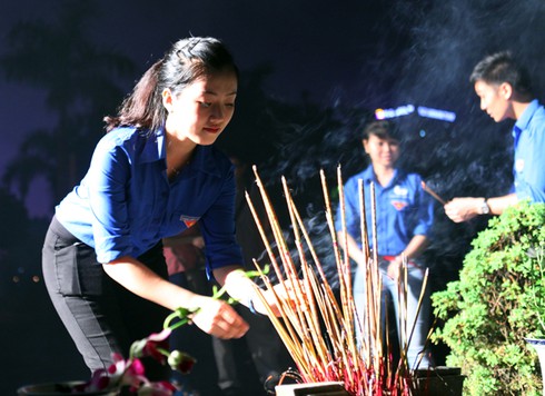 2.000 thanh niên Thủ đô thắp nến tri ân tại Nghĩa trang Mai Dịch - ảnh 8