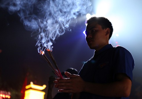 2.000 thanh niên Thủ đô thắp nến tri ân tại Nghĩa trang Mai Dịch - ảnh 9