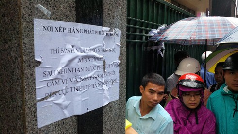 Nộp hồ sơ thi Cục Thuế HN: Đội mưa xếp hàng chờ lấy số thứ tự - ảnh 6