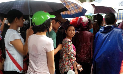 Nộp hồ sơ thi Cục Thuế HN: Đội mưa xếp hàng chờ lấy số thứ tự - ảnh 7
