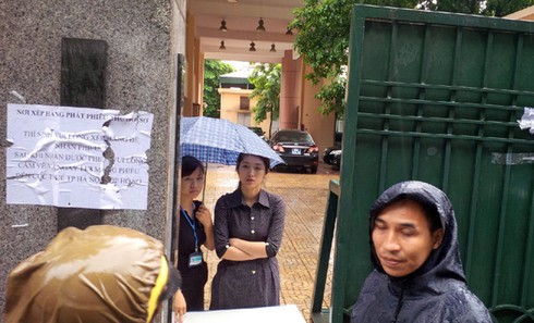 Nộp hồ sơ thi Cục Thuế HN: Đội mưa xếp hàng chờ lấy số thứ tự - ảnh 10